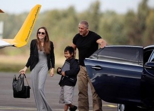 Анджелина Джоли с сыном брали летные уроки