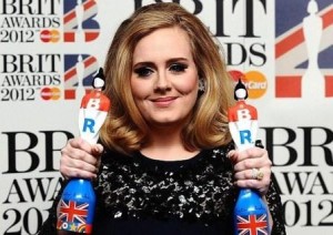 Адель появилась на Brit Awards с обручальным кольцом
