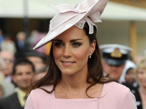 Кейт Миддлтон снова в розовом на вечеринке у Букингемского дворца
