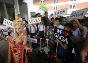 Леди Гага поссорилась с фанатами в Таиланде