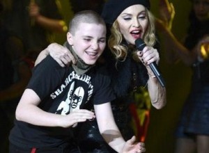 Сын Мадонны выступил в костюме священника на концерте в Израиле