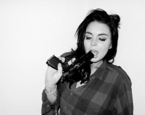 Линдси Лохан с пистолетом во рту в новой фотосессии