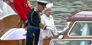 Юбилей на Темзе: Королева Елизавета в белом, Кейт Миддлтон в красном