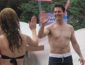 Том Круз позировал без рубашки в аквапарке вместе с Сури