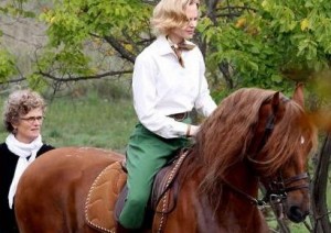 Николь Кидман верхом на лошади в образе принцессы Монако