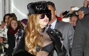 Леди Гага прибыла в Москву в меховой шапке