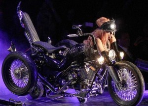 У Леди Гага порвались брюки во время выступления