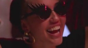 Майли Сайрус в очках с ресничками снялась в двух клипах