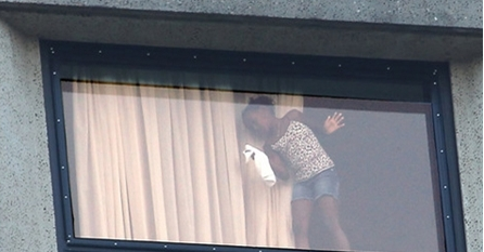 Дочь Анджелины Джоли моет окна в гостинице