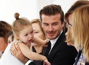 Дэвид Бекхэм с дочкой на руках посетил модный показ жены