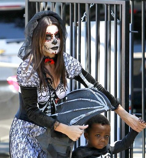 Сандра Буллок с приемным сыном надели костюмы на Хэллоуин