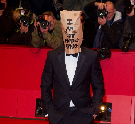 Шайа Лабаф появился на премьере «Нимфоманки» с пакетом на голове