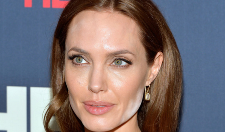 Анджелина Джоли перестаралась с пудрой на лице