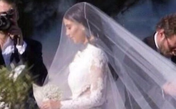 Ким Кардашян скопировала свадебное платье Кейт Миддлтон
