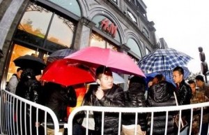 Ажиотаж в магазинах сети H&M в день начала продаж коллекции Versace