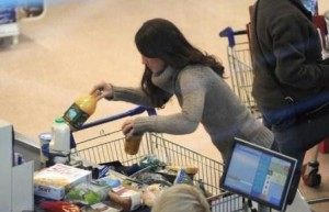 Кейт Миддлтон ходит в супермаркет в джинсах и свитере