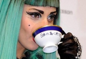 Чашка с помадой Леди Гага была продана на аукционе