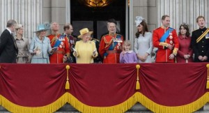 В честь дня рождения королевы состоялся парад у Букингемского дворца