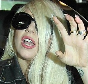 Леди Гага прилетела в Лос-Анджелес в одних колготках