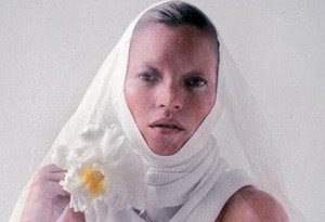 Кейт Мосс топлесс в образе монашки на страницах журнала Love