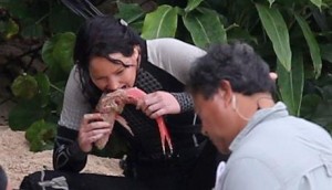 Дженнифер Лоуренс ест сырую рыбу на съемках Голодных игр