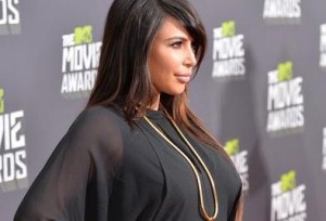Ким Кардашян появилась на MTV Movie Awards в черном платье