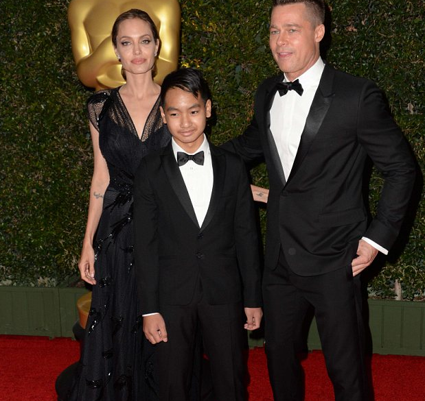 Анджелина Джоли и Брэд Питт появились на красной дорожке с приемным сыном