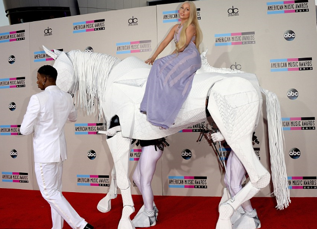 Леди Гага появилась на AMA-2013, оседлав двоих мужчин