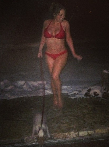 Мэрайя Кэри вышла на снег в бикини и с собакой