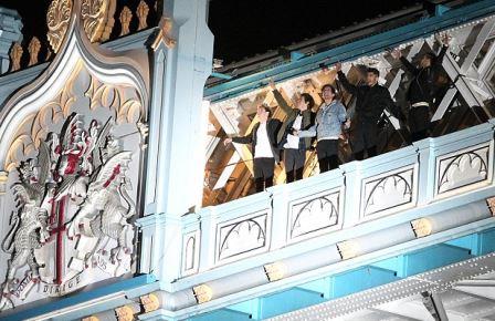 One Direction сняли видео на Тауэрском мосту