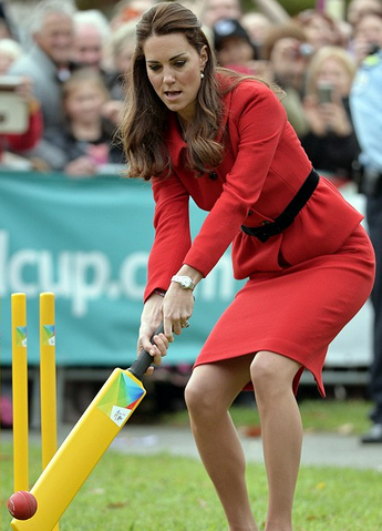 Кейт Миддлтон сыграла в крикет в костюме и на каблуках