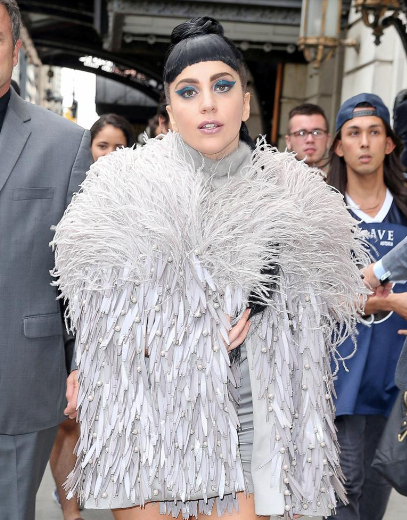 Леди Гага надела на себя коврик для ванной