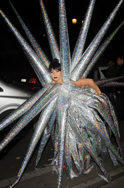 Леди Гага отпраздновала окончание тура в фантастическом костюме
